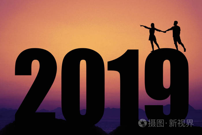 日落与新年2019剪影与爱夫妇牵手在户外日落