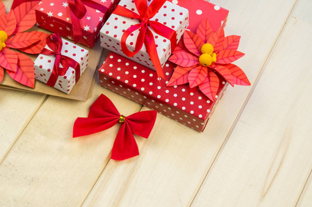 圣诞礼品盒和装饰品。平躺模板。圣诞节奇迹的时刻。木质背景上的红色装饰装饰品