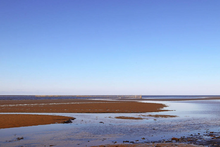 秋日在北德文斯克的 Yagry 岛上。白色海海岸。海潮。宽低潮波段。在白色的海面上有低潮的特征。渔网。低潮宽低潮反射海 vi