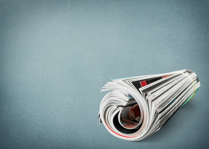 报纸卷卷起报纸靠得很近照片