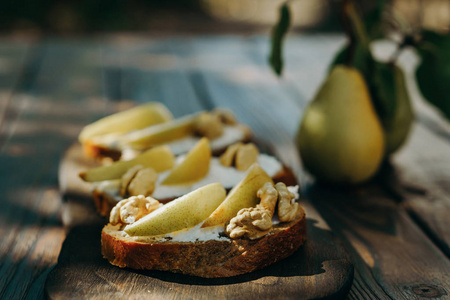 自制梨 crostini 核桃和清乳