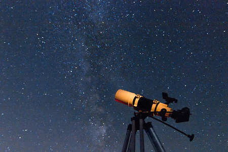 望远镜在真正的夜空。模糊的夜空。模糊的银河系。折射类型。望远镜