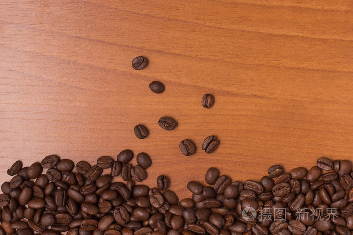 在一张木桌咖啡豆框架