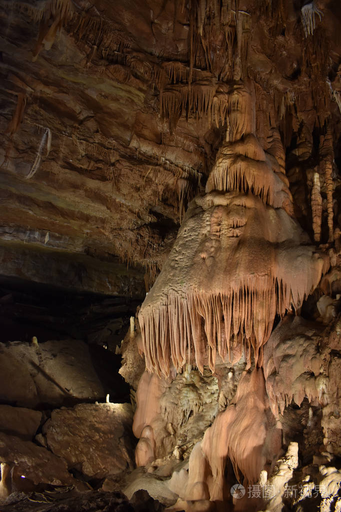 阿肯色州水晶圆顶洞穴中的钟形洞穴形成
