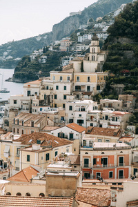 阿马尔菲海岸在意大利, 最美丽的城市。街道和旧建筑, 狭窄的通道, 商店和咖啡馆。从海和以上的看法。山坡全景