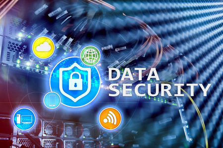 数据安全网络犯罪预防数字信息保护。锁定图标和服务器室背景