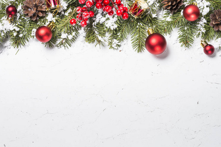 圣诞背景。红色圣诞节装饰与雪和冷杉树分支在白色大理石桌。具有复制空间的顶部视图