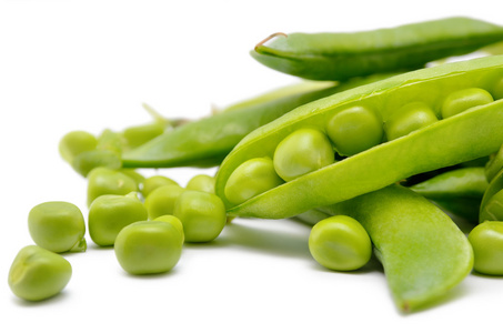豆荚，孤立在白色背景上的绿色豌豆。绿色的 成熟的 新鲜的蔬菜。豆科植物