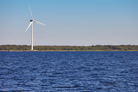 在波罗的海的风电机组。可再生的绿色能源。芬兰