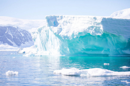 格陵兰冰盖极地在南极洲, 海洋中有冰山游动, 在海中融化照片