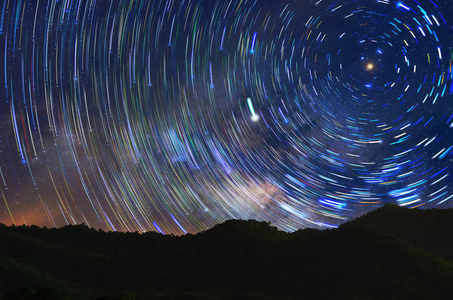 银河银河与恒星和空间尘埃在宇宙中, 长时间曝光