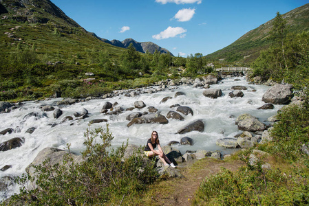 挪威 Jotunheimen 国家公园 Besseggen 岭附近的山边徒步旅行者