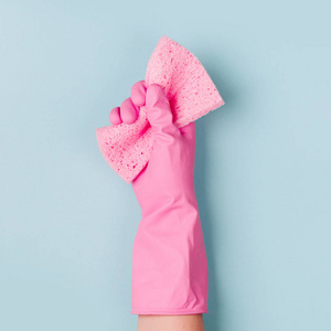 手在粉红色橡胶手套持有清洁海绵