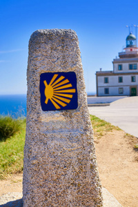 圣詹姆斯路的结尾 Finisterre 的标志和灯塔在加利西亚西班牙 photomount