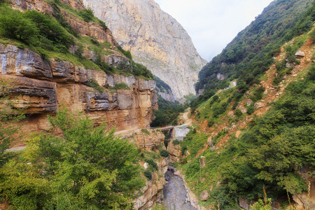 在 Griz.Guba.Az 村通往山的道路