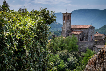 Ceserana 和中世纪堡垒，Garfagnana，托斯卡纳，意大利