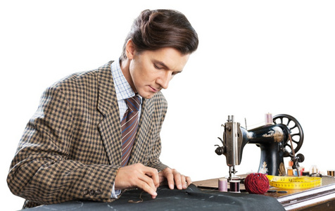 自信的小裁缝缝制衣服照片