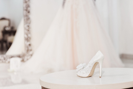 妇女的白色婚礼鞋