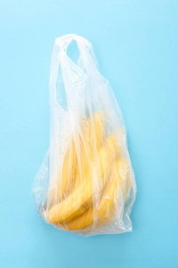 概念装入一个塑料袋里的水果休闲男子拿着购物袋走在新鲜有机水果蔬菜