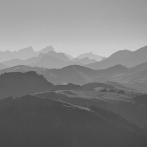 山脉从芒 Niesen, Bernese Oberland 看到。夏天场面在瑞士阿尔卑斯