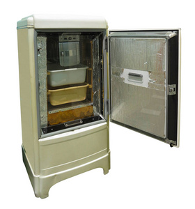 旧冰箱老式冰箱与铬处理隔离在白色背景