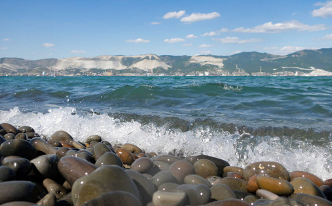Novorossiysk 的英雄城市。Tsemess 湾Sujuk 吐唾沫沙滩上闪闪发亮的鹅卵石