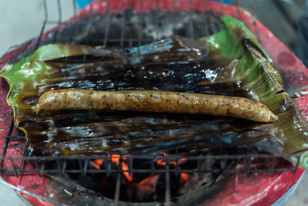 烤或烤 Notrhern 泰国辣香肠 西 Aua 在泰国街头食品市场或餐厅出售