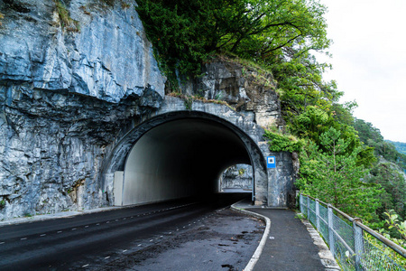 空的路与隧道在瑞士