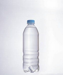 国外矿泉水标签在白色背景上的矿泉水瓶照片