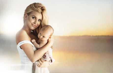 金发碧眼的微笑肖像妈妈抱着一个新生的婴儿