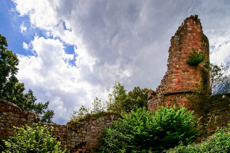 老的中世纪要塞遗址的城堡 Landsberg 深林