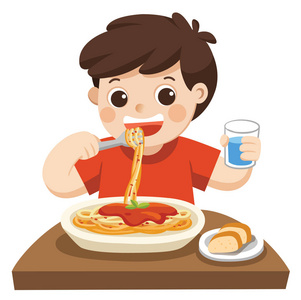 一个小男孩高兴地吃面条与叉子在盘