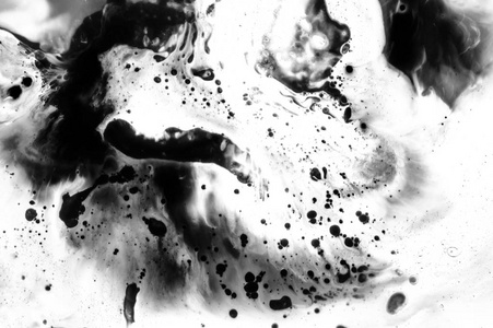 抽象墨迹背景。在水中移动液体颜料。混沌运动中的白色抽象形状。艺术创意手工插图。简约风格