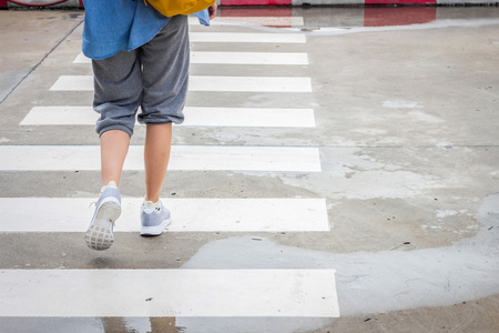 人行马路过马路走人行横道上照片