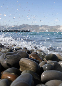 Novorossiysk 的英雄城市。Tsemess 湾Sujuk 吐唾沫沙滩上闪闪发亮的鹅卵石。Novorossiysk 的英
