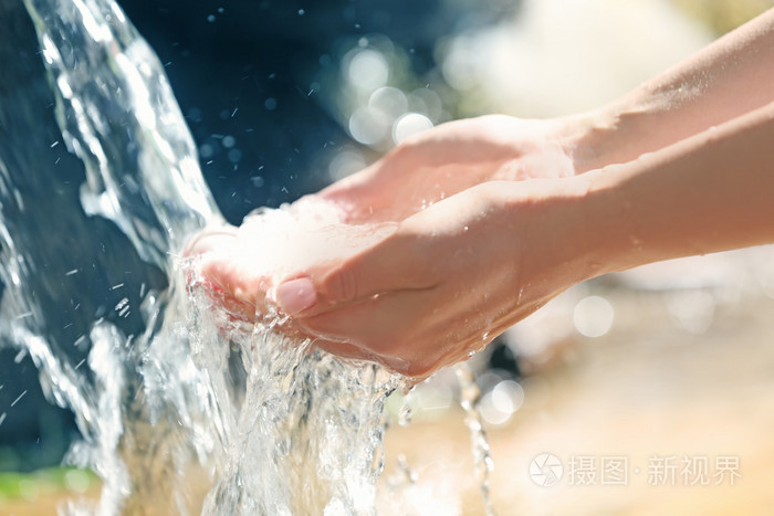 水滴落从女人的手
