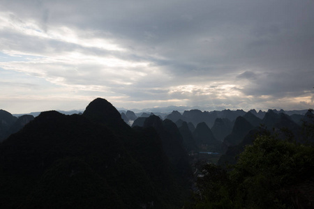 一个小费希尔镇在亚洲中国在黎明天日出和夜与许多山和山
