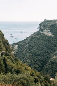 阿马尔菲海岸和山坡上有柠檬种植园。全景的城市和意大利的性质。傍晚的风景和蜿蜒的道路。天空在海和岩石