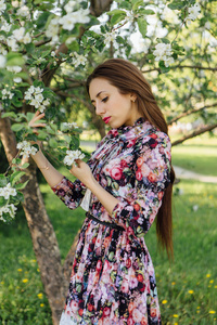 美丽的年轻女子，站在旁边的苹果树