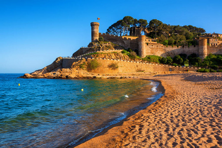 托玛尔 de 3月, 海滩在历史老镇墙壁之下在哥斯达黎加海岸地中海沿岸, 加泰罗尼亚, 西班牙