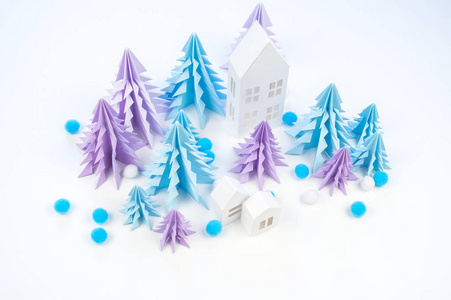 在白色背景的蓝色和丁香纸圣诞树。白雪公主和蓝白色。造纸工艺之家