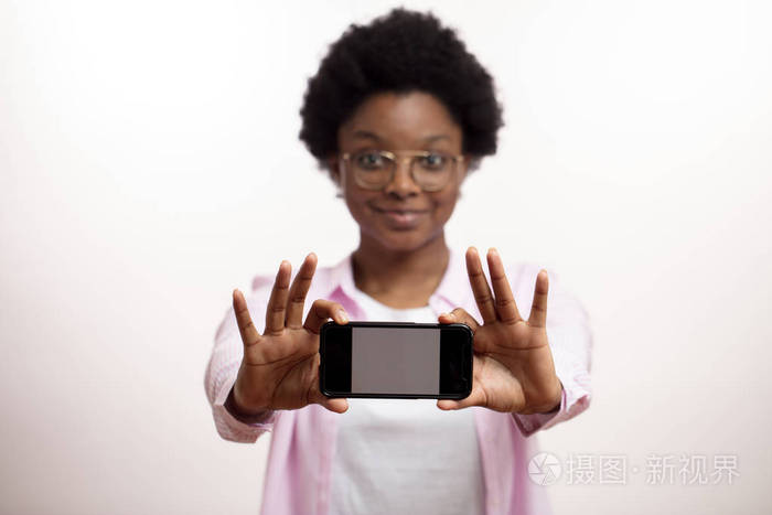 非洲令人敬畏的女人展示了一个新的智能手机模型