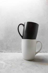 黑色和白色咖啡杯子上混凝土表