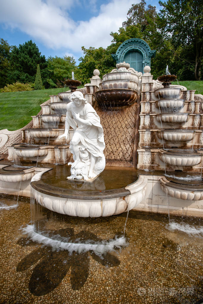 美丽的喷泉在一个阳光明媚的夏日.