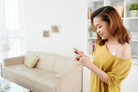 女人发短信消息