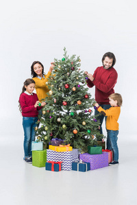 快乐家庭装饰圣诞树与礼物孤立的白色