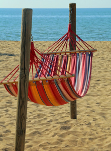 在度假村在海边沙滩上吊床照片