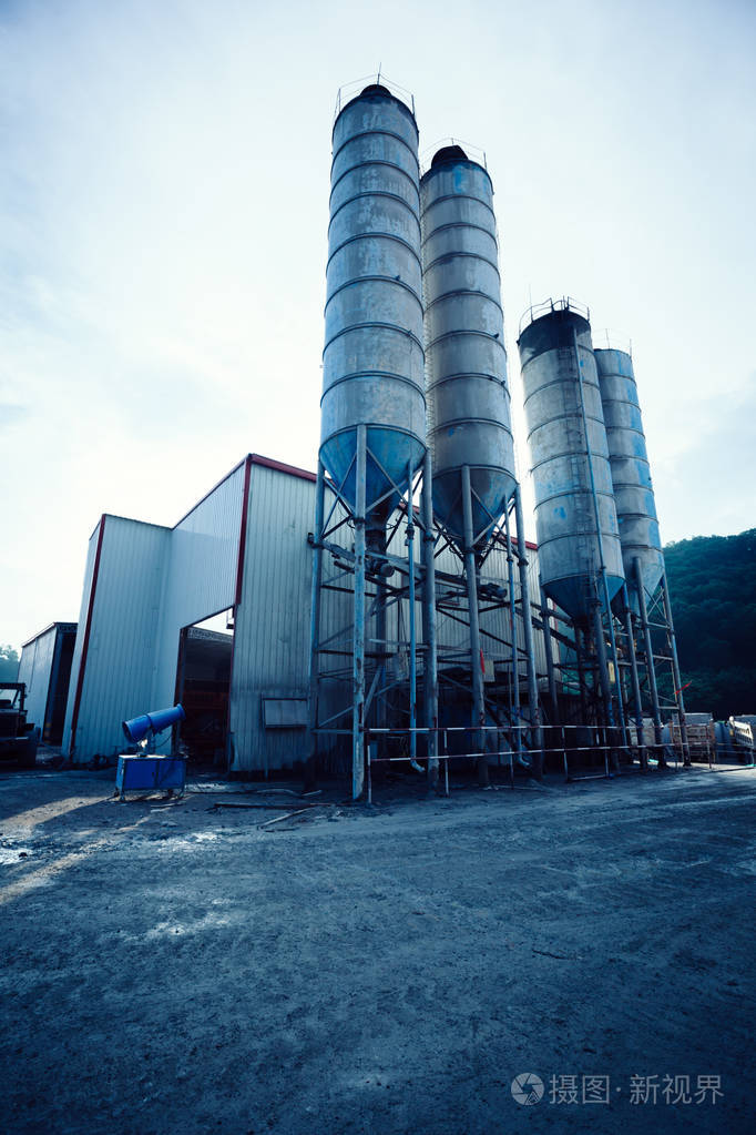 水泥工厂的外部视图.混凝土搅拌仓,施工现场设施