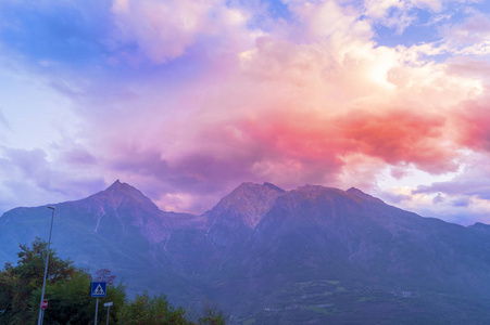 日落在意大利阿尔卑斯山。Colorfull 天空