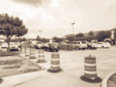 老式色调模糊发现停车场正在改造附近的购物车在美国德克萨斯州的杂货店。塑料锥接头链屏障与重型工业施工设备